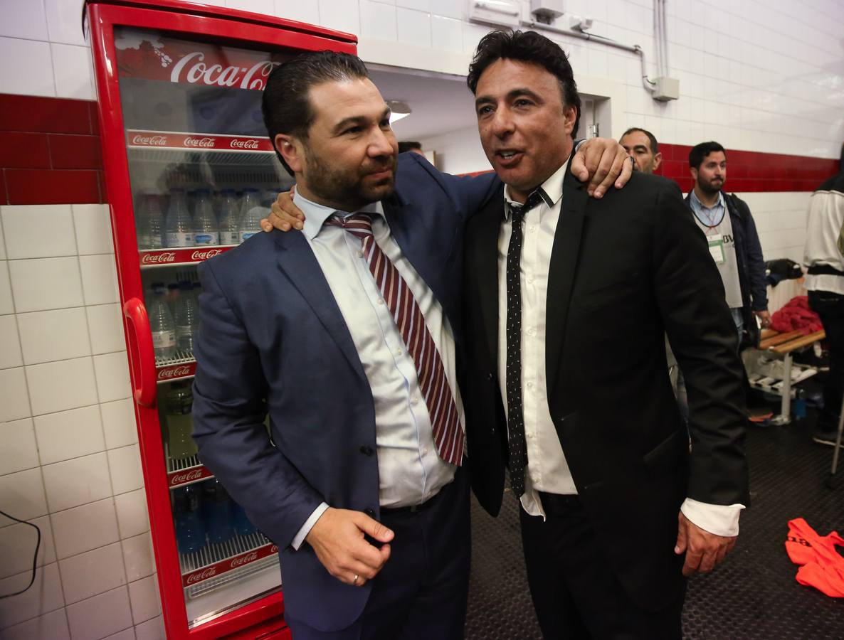 Los jugadores celebran la salvación en el Pizjuán