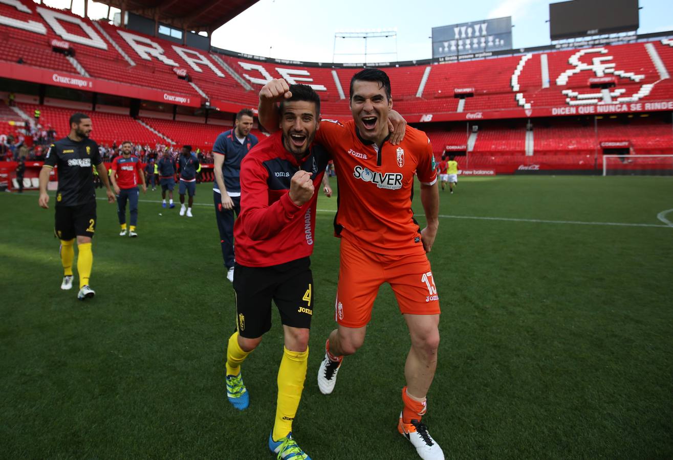 Los jugadores celebran la salvación en el Pizjuán