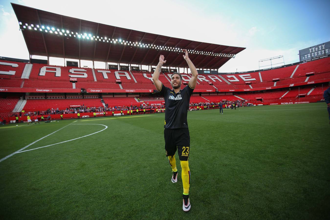 Los jugadores celebran la salvación en el Pizjuán