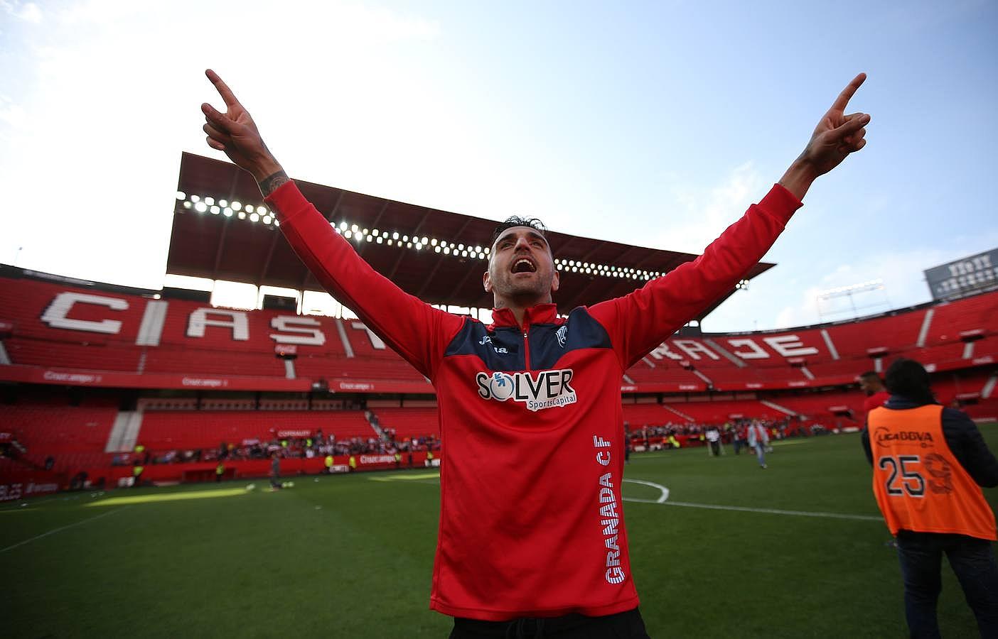 Los jugadores celebran la salvación en el Pizjuán