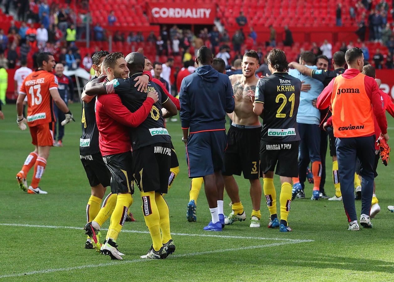 Los jugadores celebran la salvación en el Pizjuán