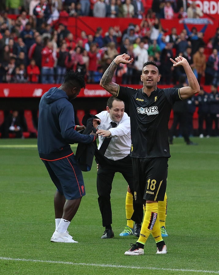 Los jugadores celebran la salvación en el Pizjuán
