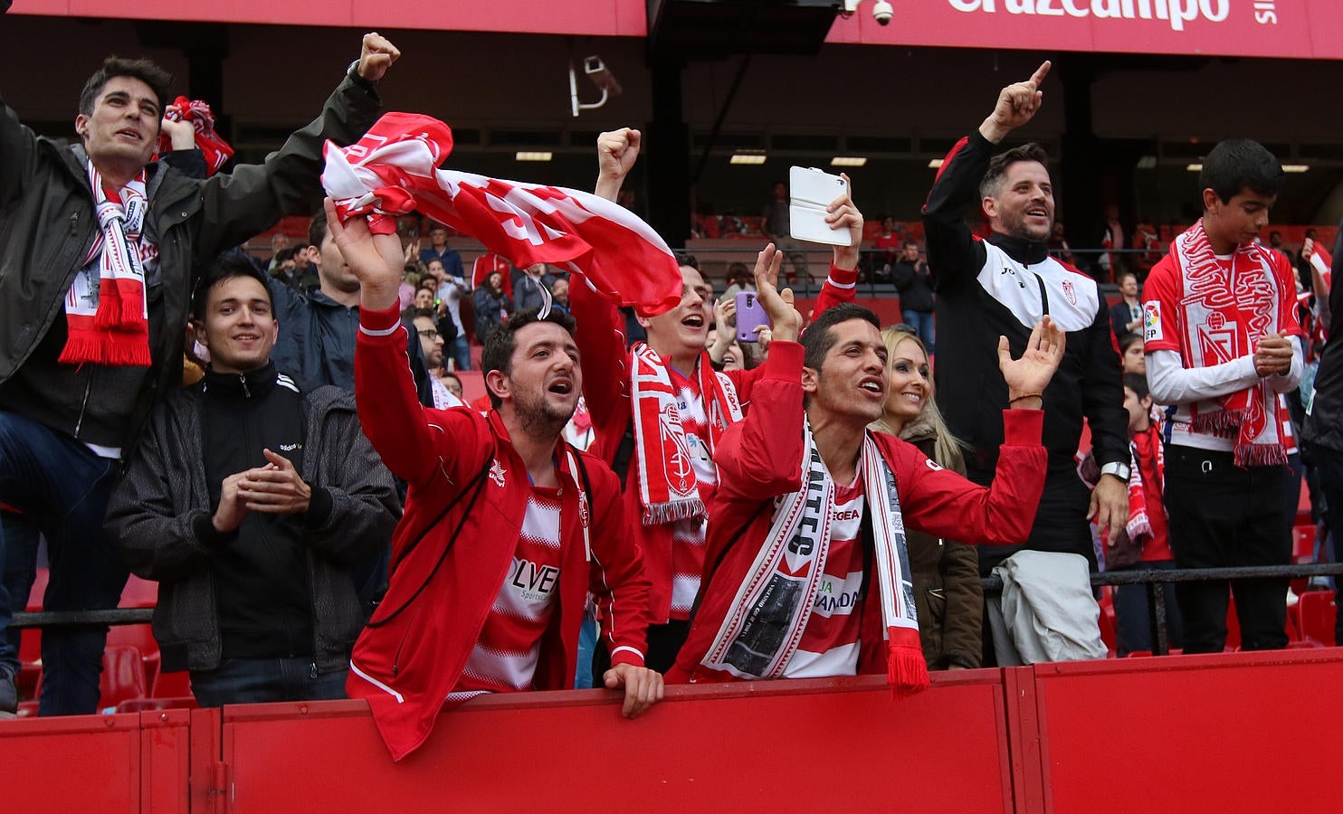 Los jugadores celebran la salvación en el Pizjuán
