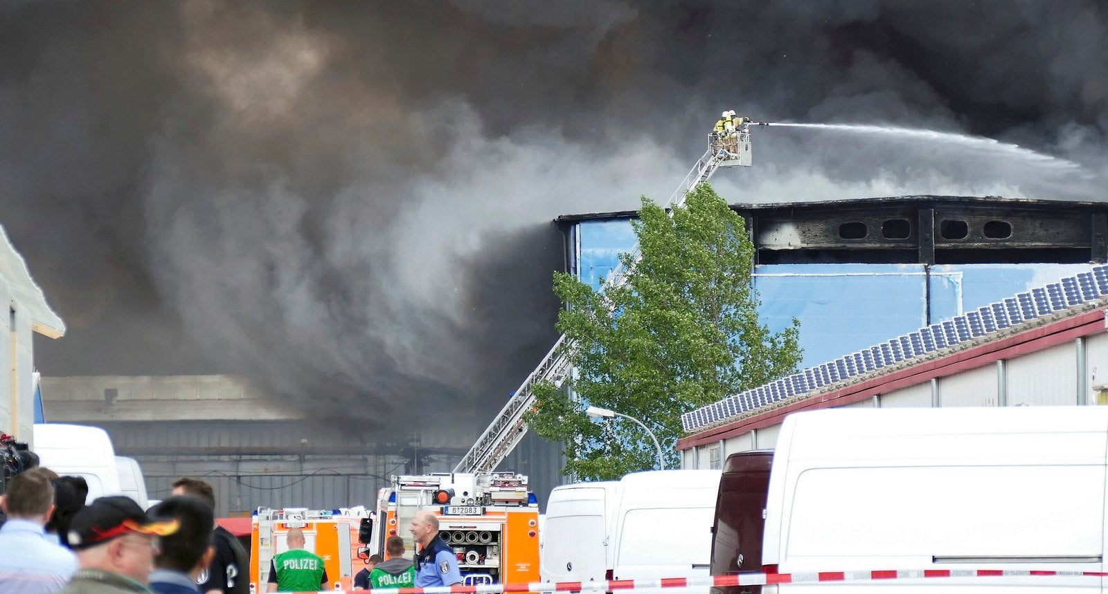 Los bomberos rocían agua el incendio del centro comercial Don Xuan Centro Asiático en Berlín, Alemania
