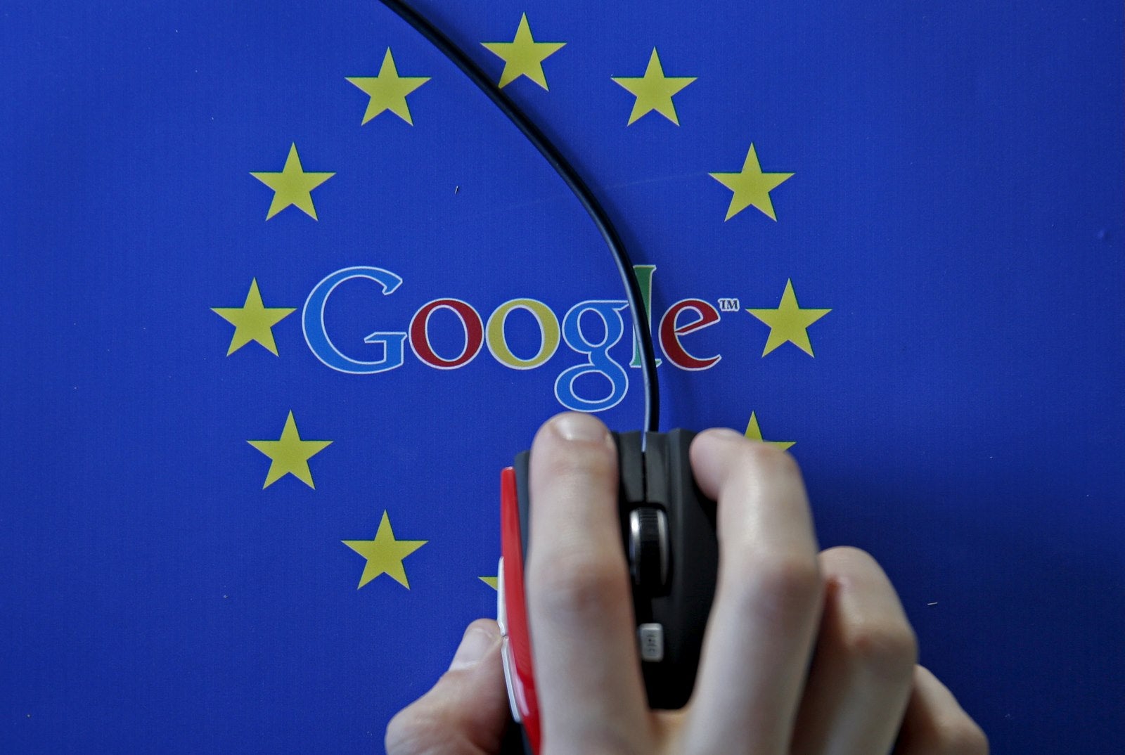 Una mujer maneja un ratón sobre los logos de Google y de la Unión Europea