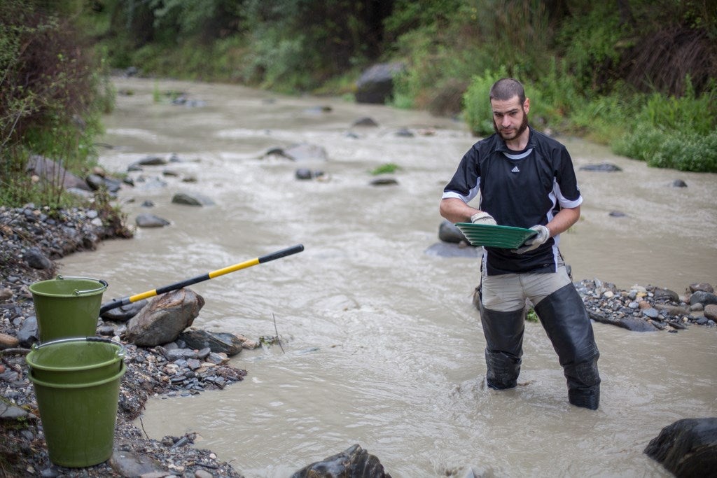 ¿Cómo se busca oro en el río Genil?
