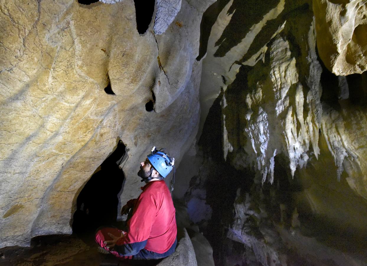 Histórico hallazgo en la cueva de Atxurra, en Berriatua