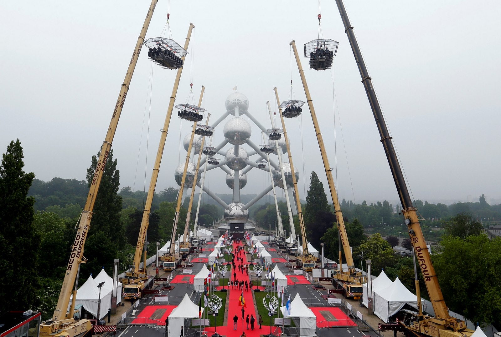 Diez mesas, con capacidad para un total de 220 personas, están suspendidas a una altura de 40 metros delante del Atomium,en el décimo aniversario de "Dinner in the Sky", en Bruselas.