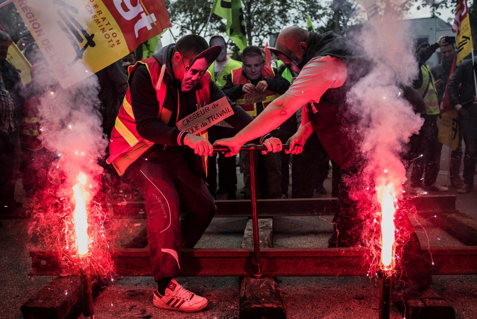 Dos manifestantes con máscara del primer ministro francés durante las protestas por la reforma laboral.