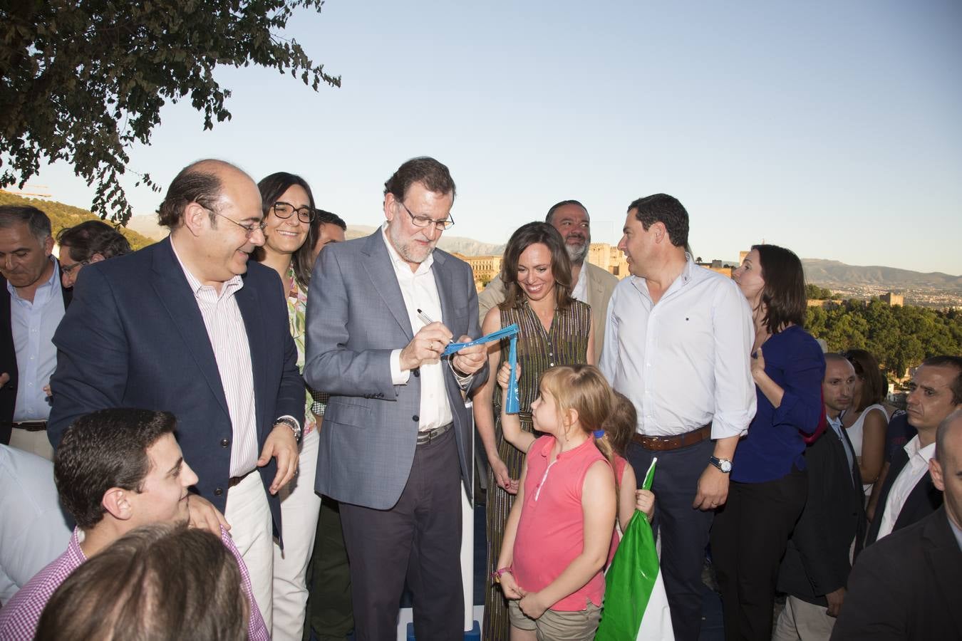 Rajoy dice que hay algunos españoles &quot;un poco malos, pero los vamos a derrotar el 26J&quot;