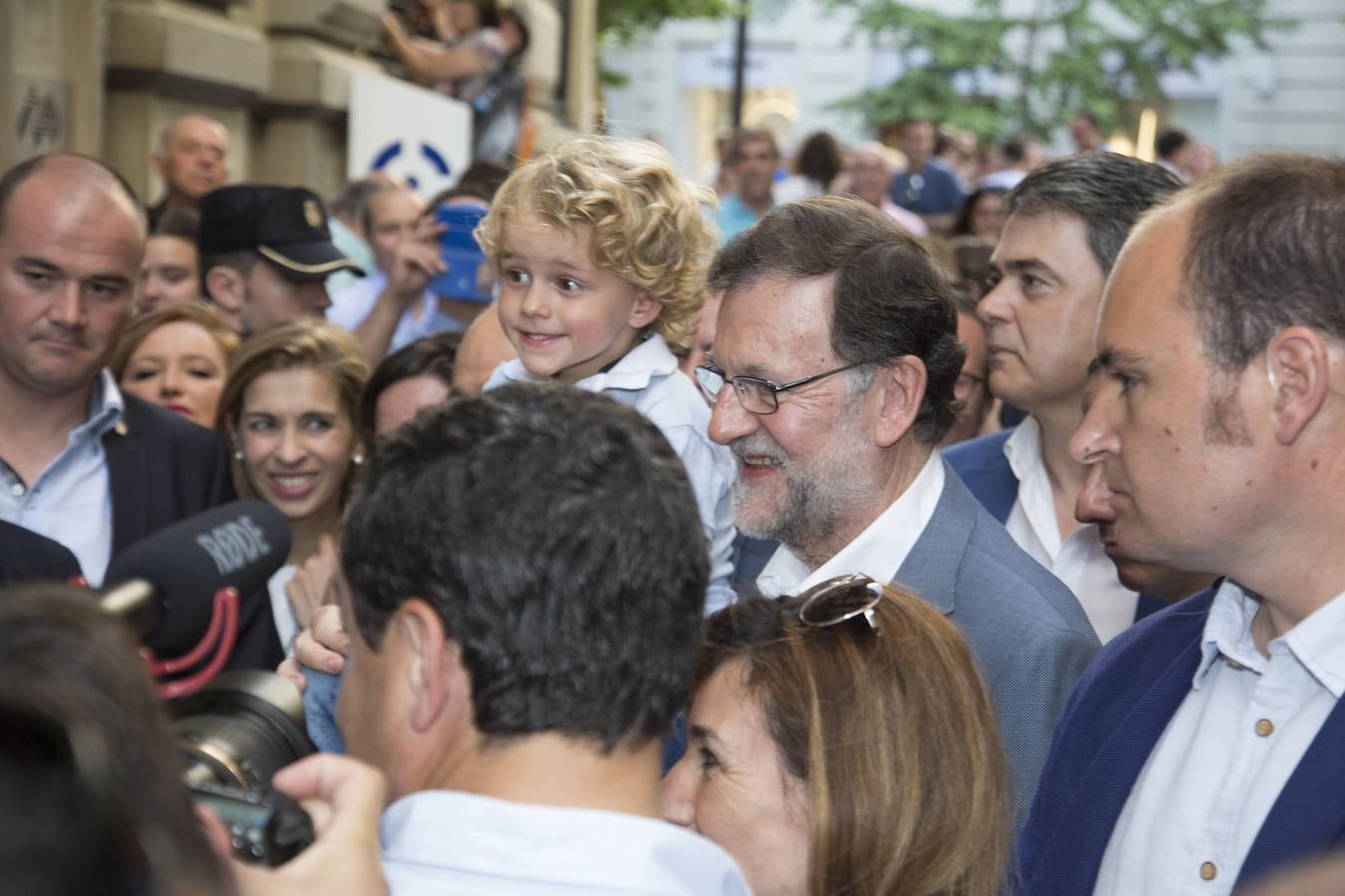 Rajoy dice que hay algunos españoles &quot;un poco malos, pero los vamos a derrotar el 26J&quot;