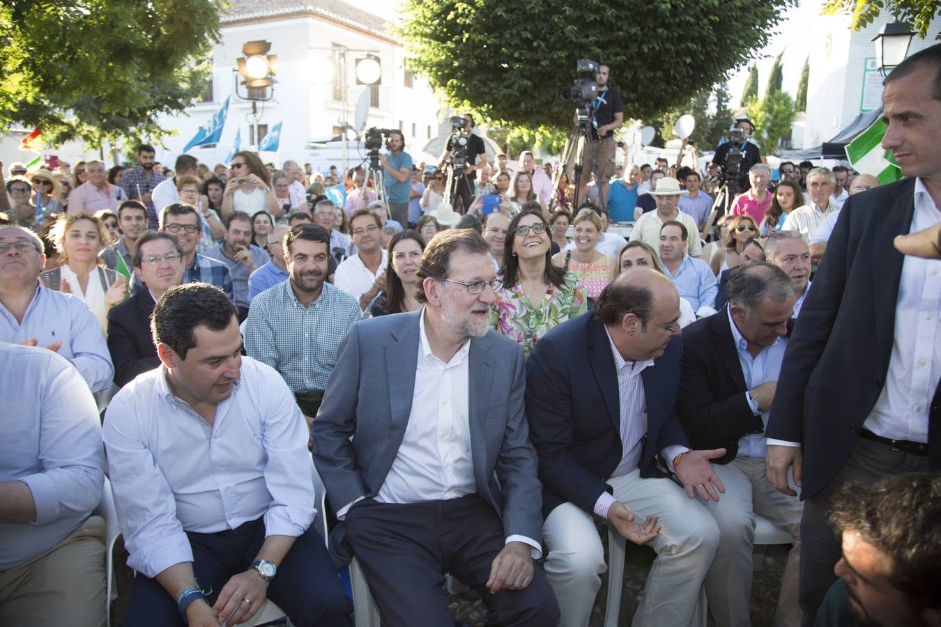 Rajoy dice que hay algunos españoles &quot;un poco malos, pero los vamos a derrotar el 26J&quot;