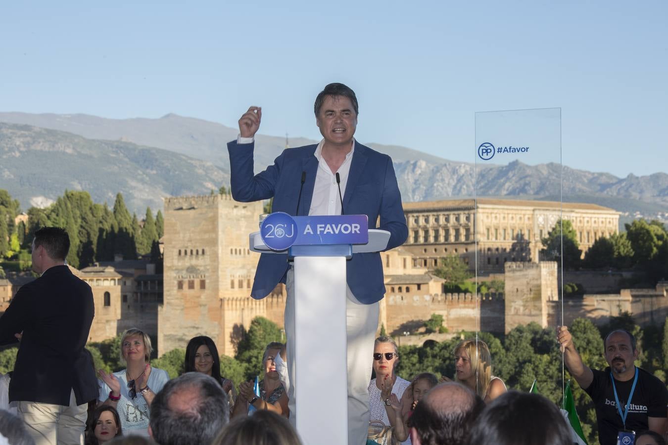 Rajoy dice que hay algunos españoles &quot;un poco malos, pero los vamos a derrotar el 26J&quot;