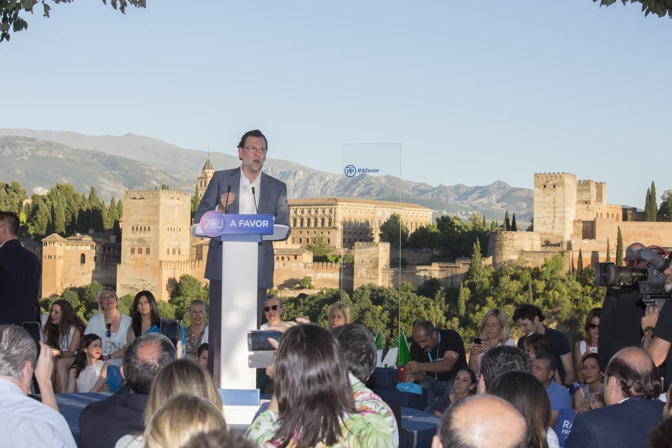 Rajoy dice que hay algunos españoles &quot;un poco malos, pero los vamos a derrotar el 26J&quot;