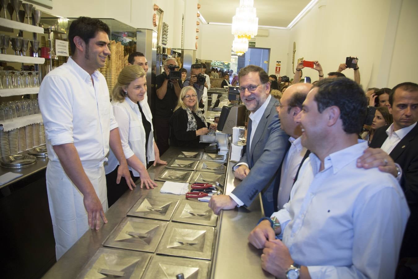 Rajoy dice que hay algunos españoles &quot;un poco malos, pero los vamos a derrotar el 26J&quot;