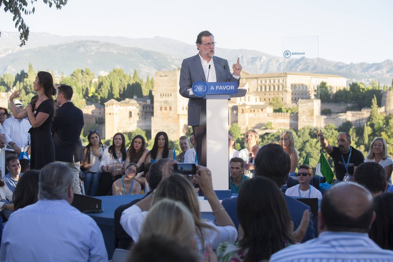 Rajoy dice que hay algunos españoles &quot;un poco malos, pero los vamos a derrotar el 26J&quot;