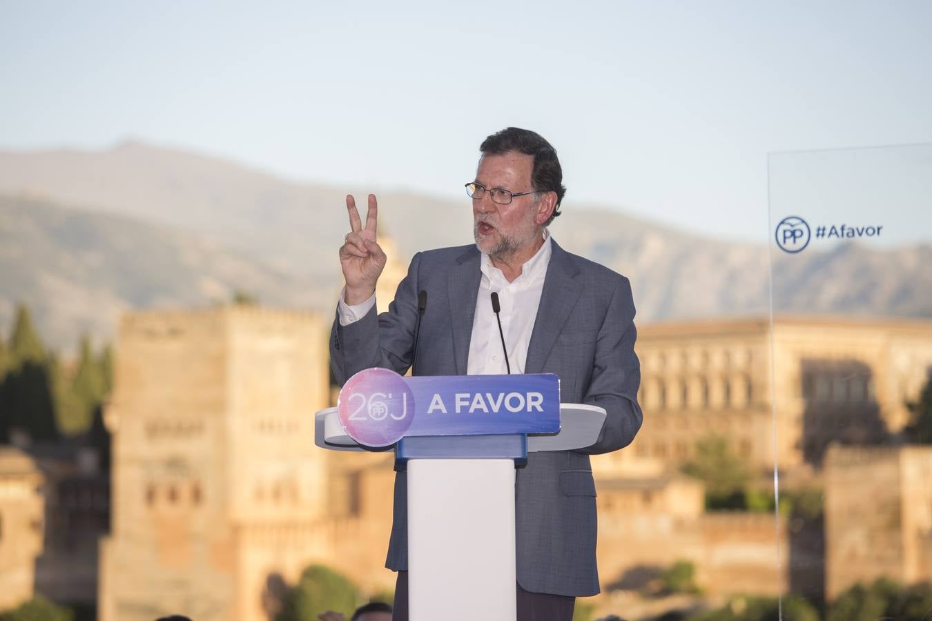 Rajoy dice que hay algunos españoles &quot;un poco malos, pero los vamos a derrotar el 26J&quot;