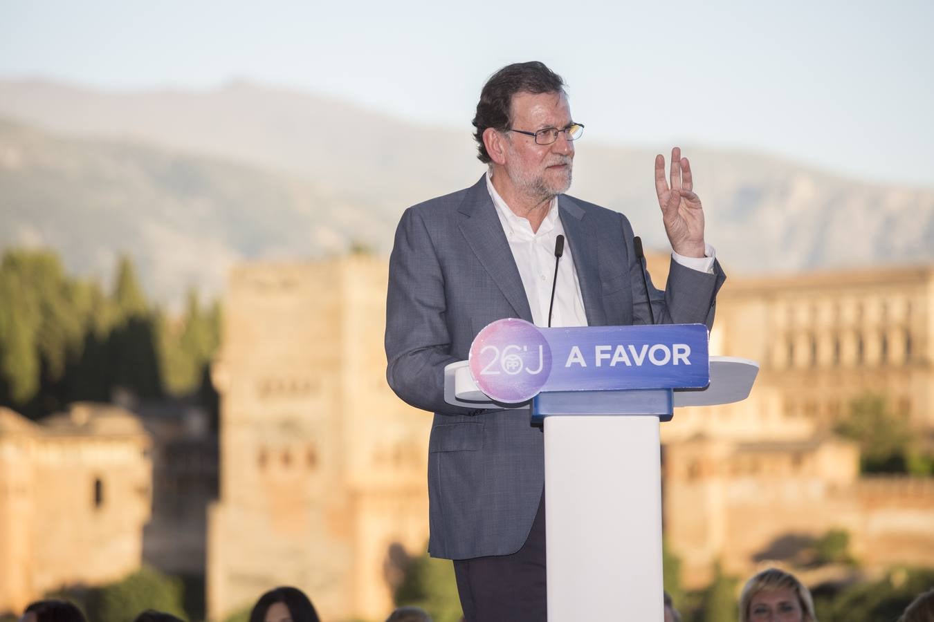 Rajoy dice que hay algunos españoles &quot;un poco malos, pero los vamos a derrotar el 26J&quot;