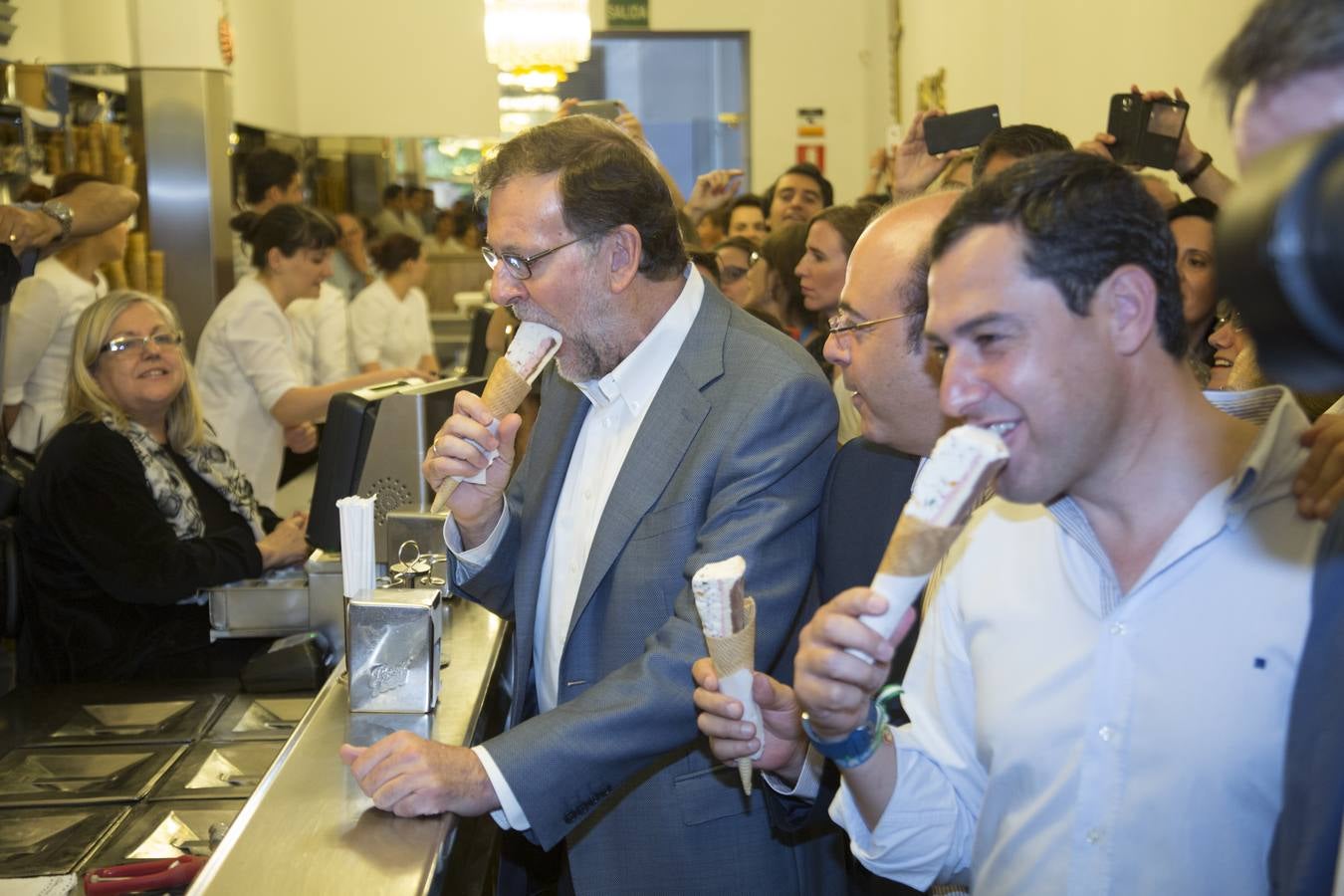 Rajoy dice que hay algunos españoles &quot;un poco malos, pero los vamos a derrotar el 26J&quot;