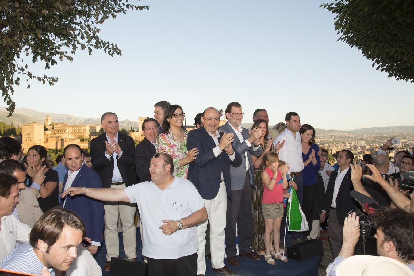 Rajoy dice que hay algunos españoles &quot;un poco malos, pero los vamos a derrotar el 26J&quot;