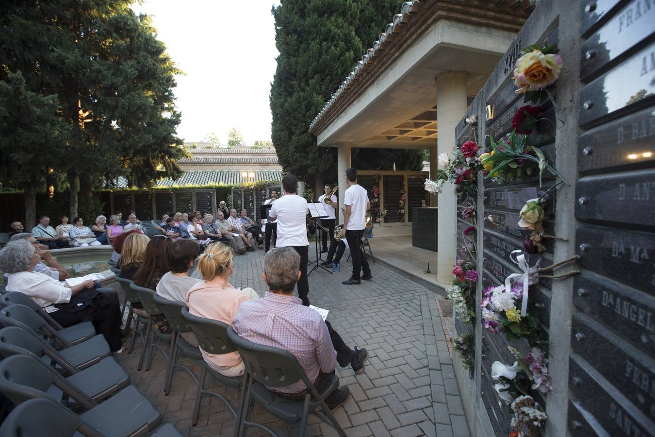 Música de Albéniz y Bach entre cipreses