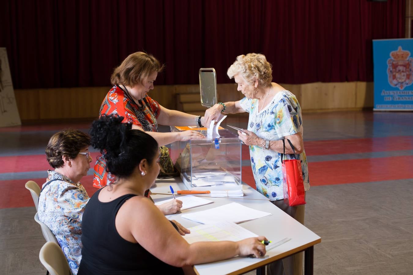 La jornada electoral en Granada, en imágenes
