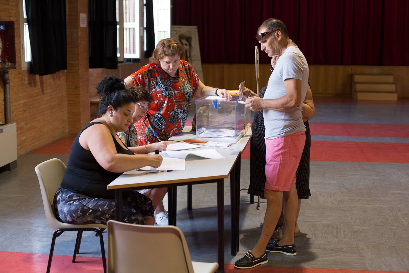 La jornada electoral en Granada, en imágenes