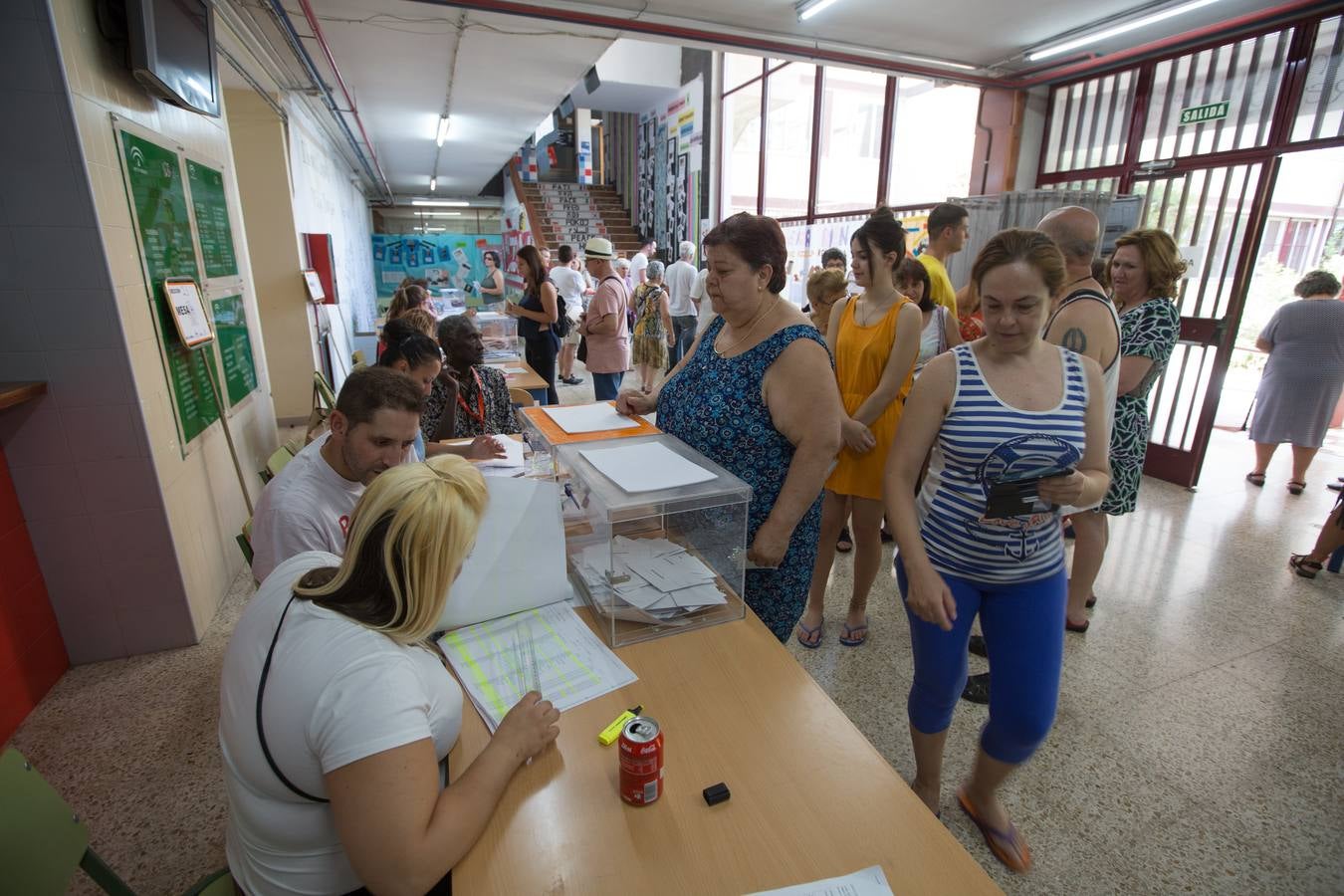 La jornada electoral en Granada, en imágenes