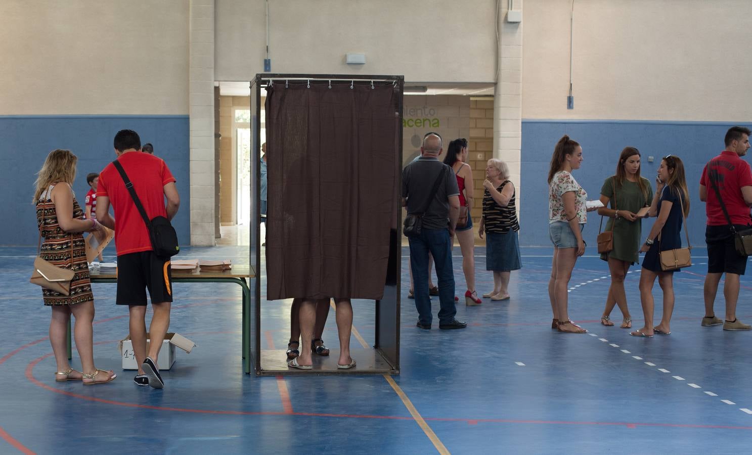 La jornada electoral en Granada, en imágenes