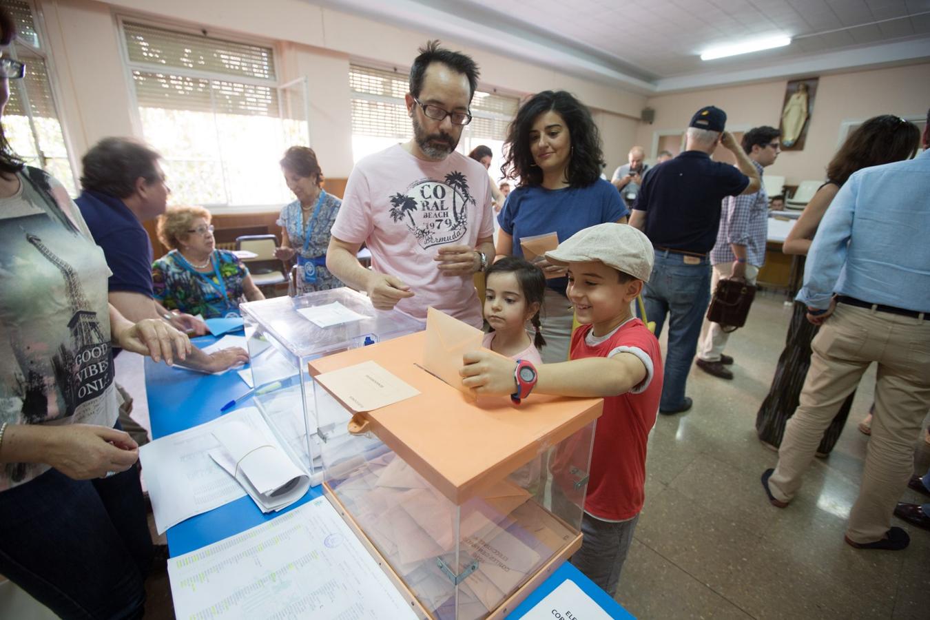 Las fotografías clave de la jornada electoral en Granada