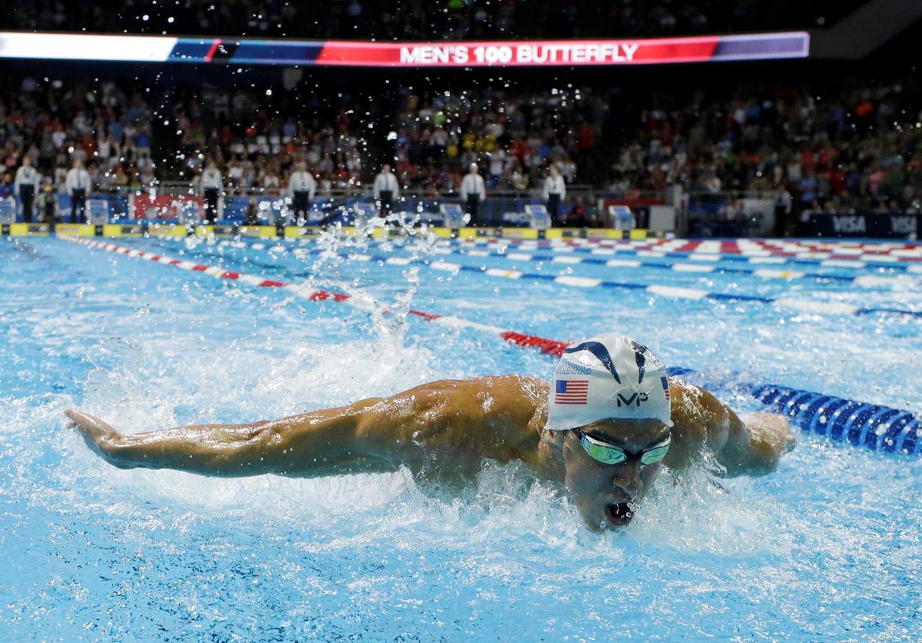 Michael Phelps durante la fase final de 100 metros mariposa hombres en los ensayos del equipo olímpico de natación en EE.UU. CenturyLink Center