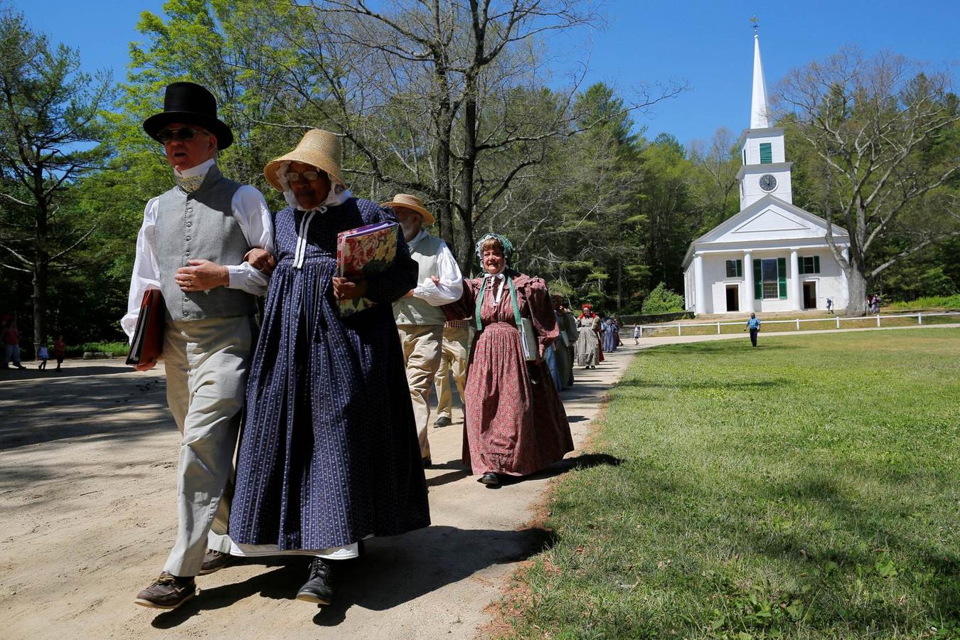 Los miembros del coro llegan para una ceremonia de naturalización, donde 146 personas se convirtieron en ciudadanos de Estados Unidos, en Old Sturbridge en Sturbridge, Massachusetts