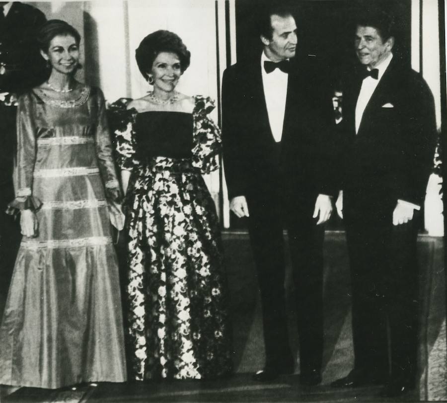 Don Juan Carlos y doña Sofía acompañan al matrimonio Reagan durante la visita que tuvo lugar en 1985.