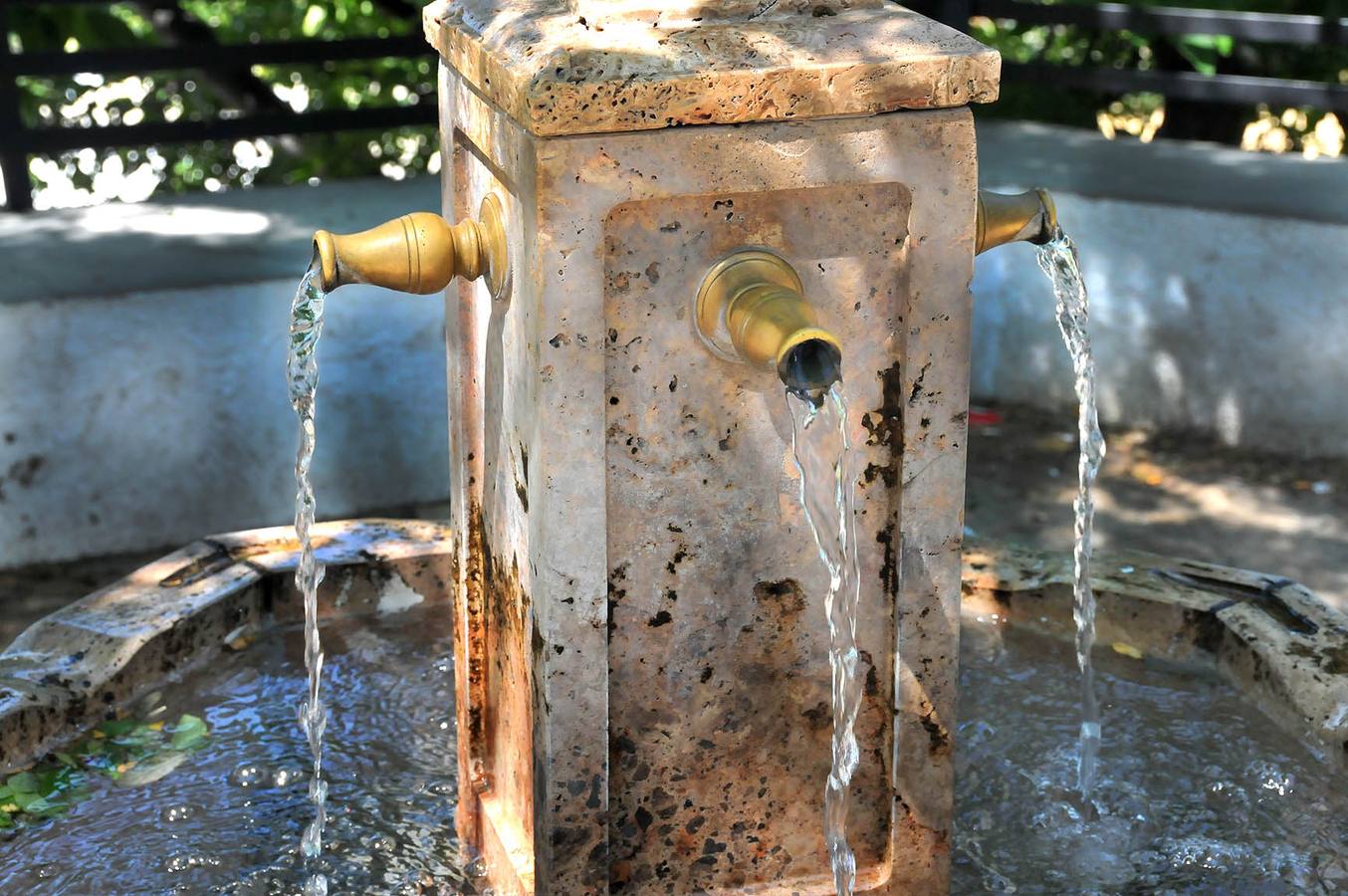 Fuente de Cáñar, con los caños tradicionales de la Alpujarra.