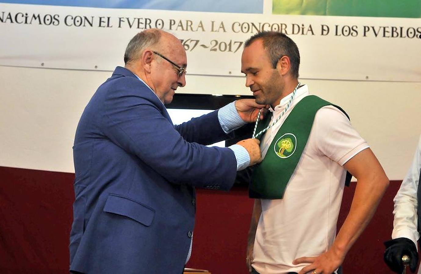 Iniesta, hijo adoptivo de Carboneros y colono de honor de Olavidia