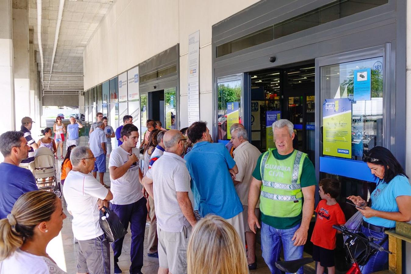 Una falsa amenaza de bomba obliga a desalojar el centro comercial Alameda