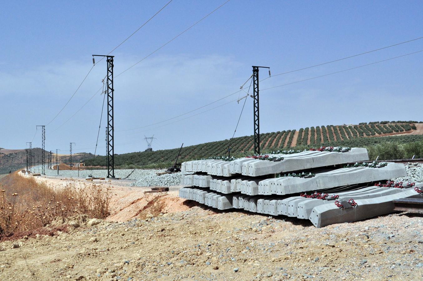 Circula el primer tren por el AVE de Granada