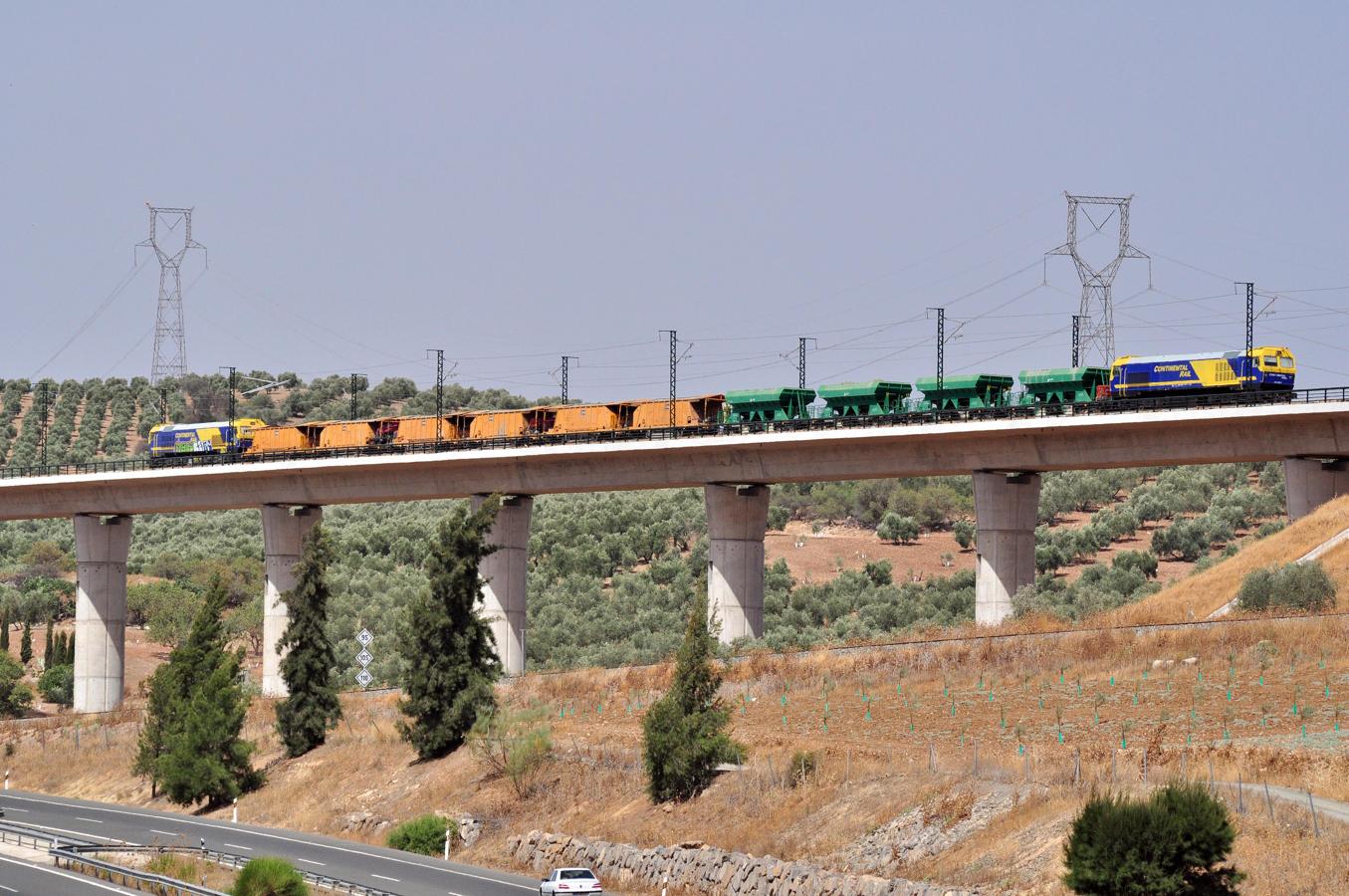 Circula el primer tren por el AVE de Granada