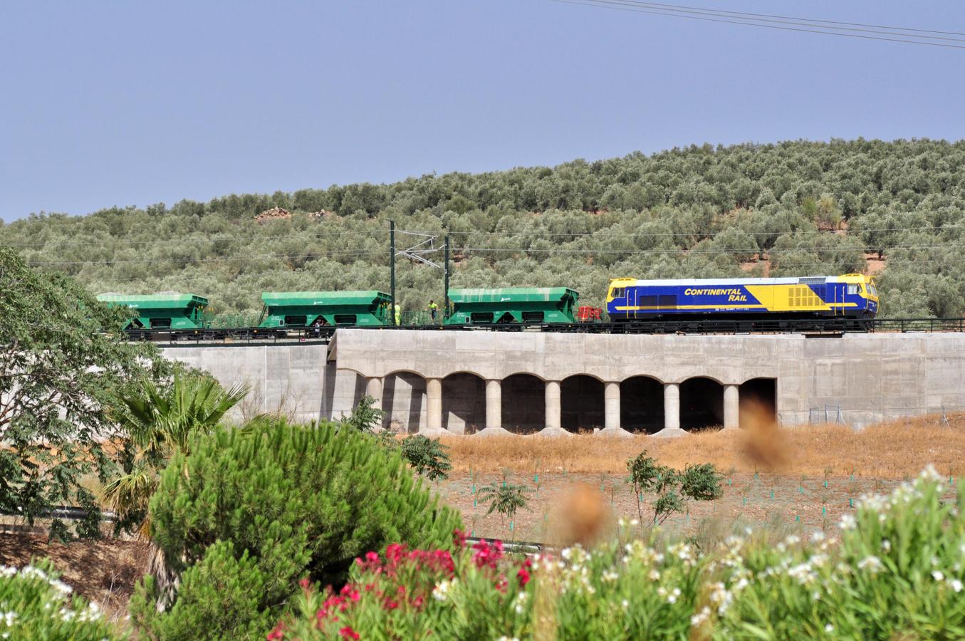 Circula el primer tren por el AVE de Granada
