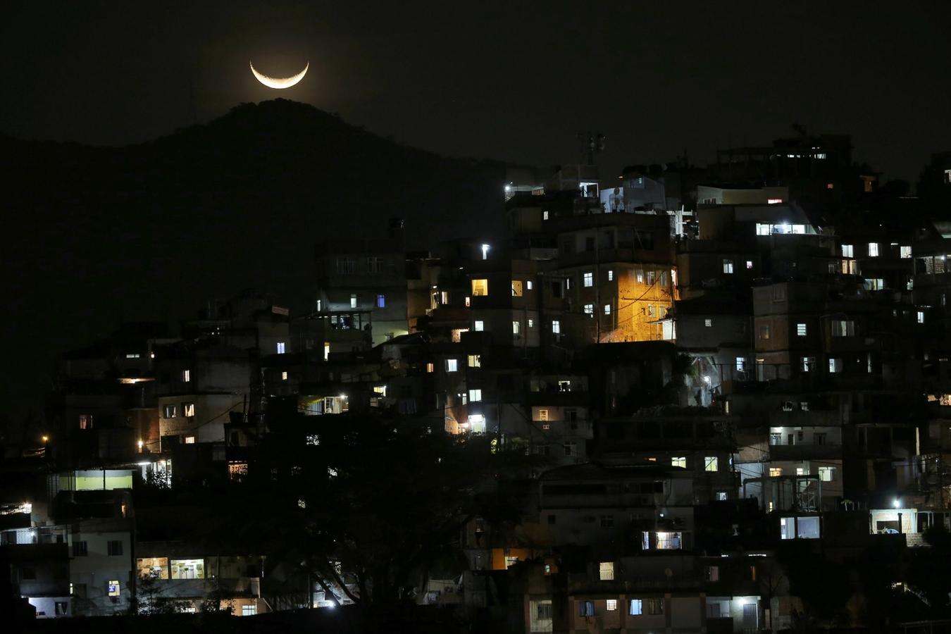 La luna sobre una favela cerca de la playa de Copacabana en Río de Janeiro.