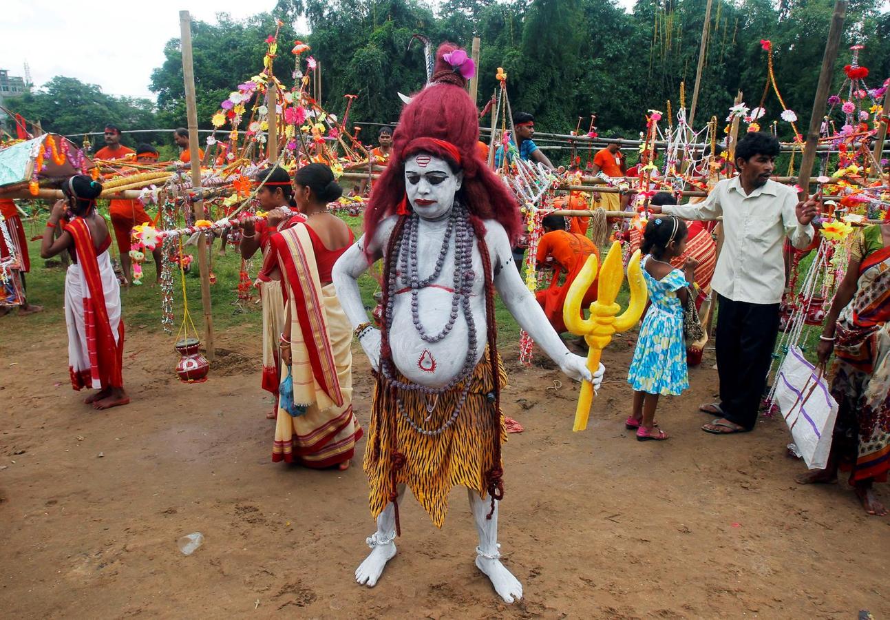Un Kanwariya o devoto hindú vestido como el Señor Shiva participa en una procesión religiosa durante el mes sagrado del Shravan.