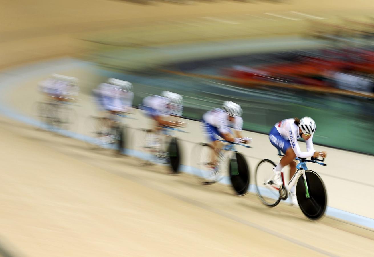 El equipo italiano entrenando en el velódromo olímpico.