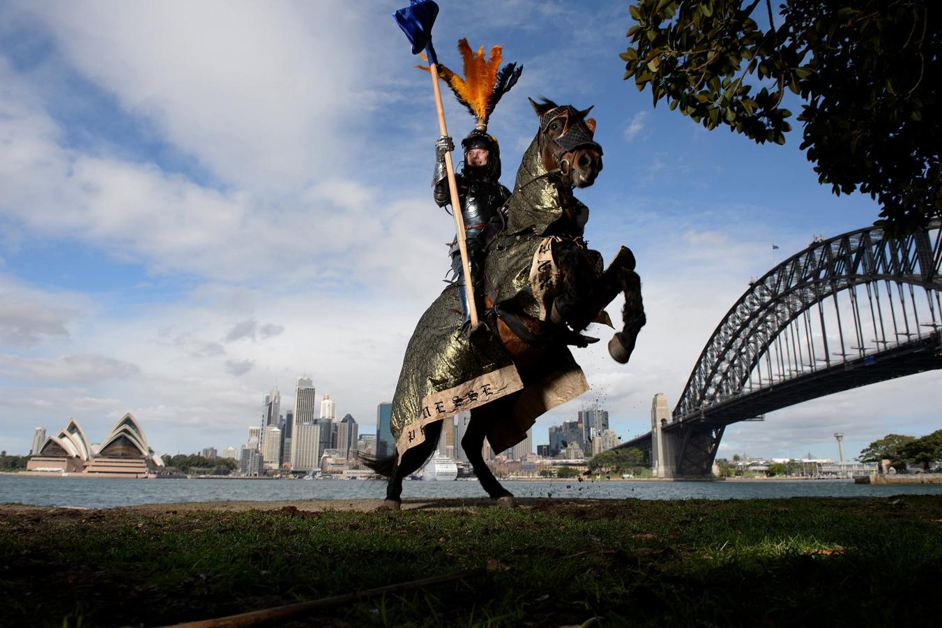 El bicampeón del mundo medieval de justas Rod Walker posa para una fotografía en su caballo "Cruzado" en Sydney, Australia