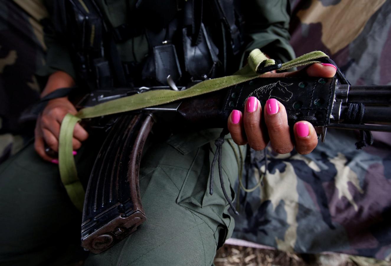 Leidi, un miembro del Frente 51 de las Fuerzas Armadas Revolucionarias de Colombia (FARC), posa para una foto en un campamento en la Cordillera Oriental, Colombia