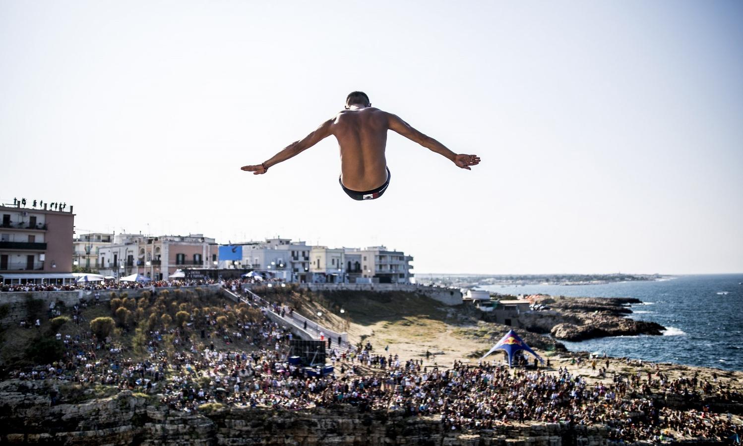 Salto de Jonathan Paredes de México desde el 27 metros de altura durante el primer día de la competición de Clavados de Red Bull Acantilado a Polignano a Mare