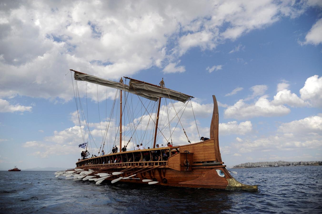 Los ciudadanos tienen la oportunidad de remar en una reconstrucción de un antiguo trirreme ateniense, un barco en servicio en la Armada griega, en el barrio del sur de Faliro en Atenas, Grecia.