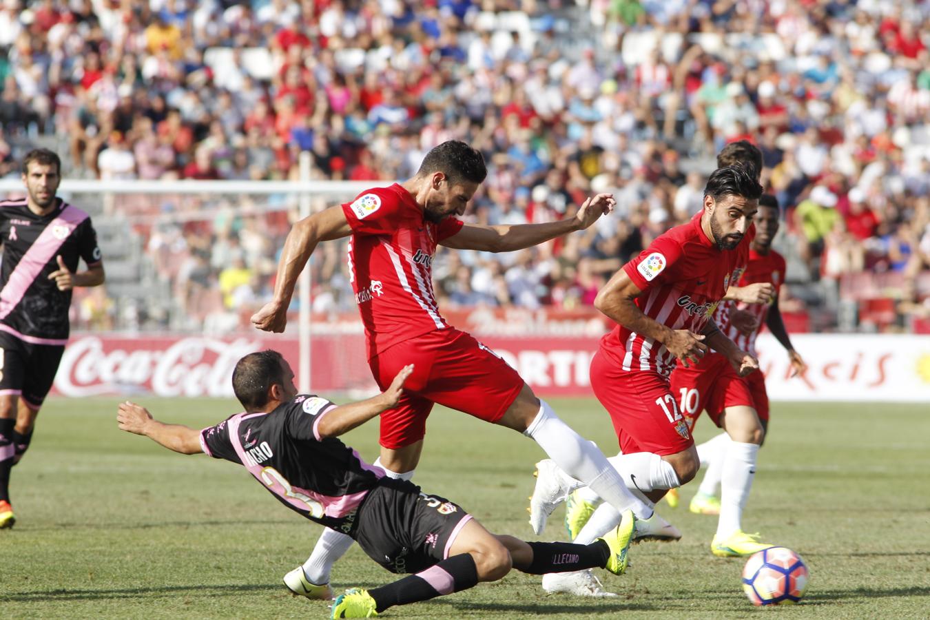 El Almería tumba al Rayo por efectividad