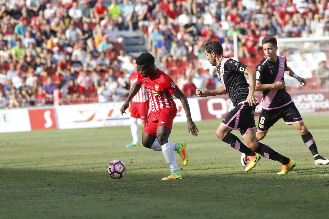 El Almería tumba al Rayo por efectividad