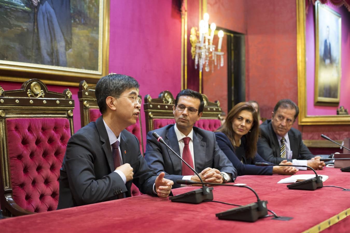 Mandatarios chinos visitan Granada