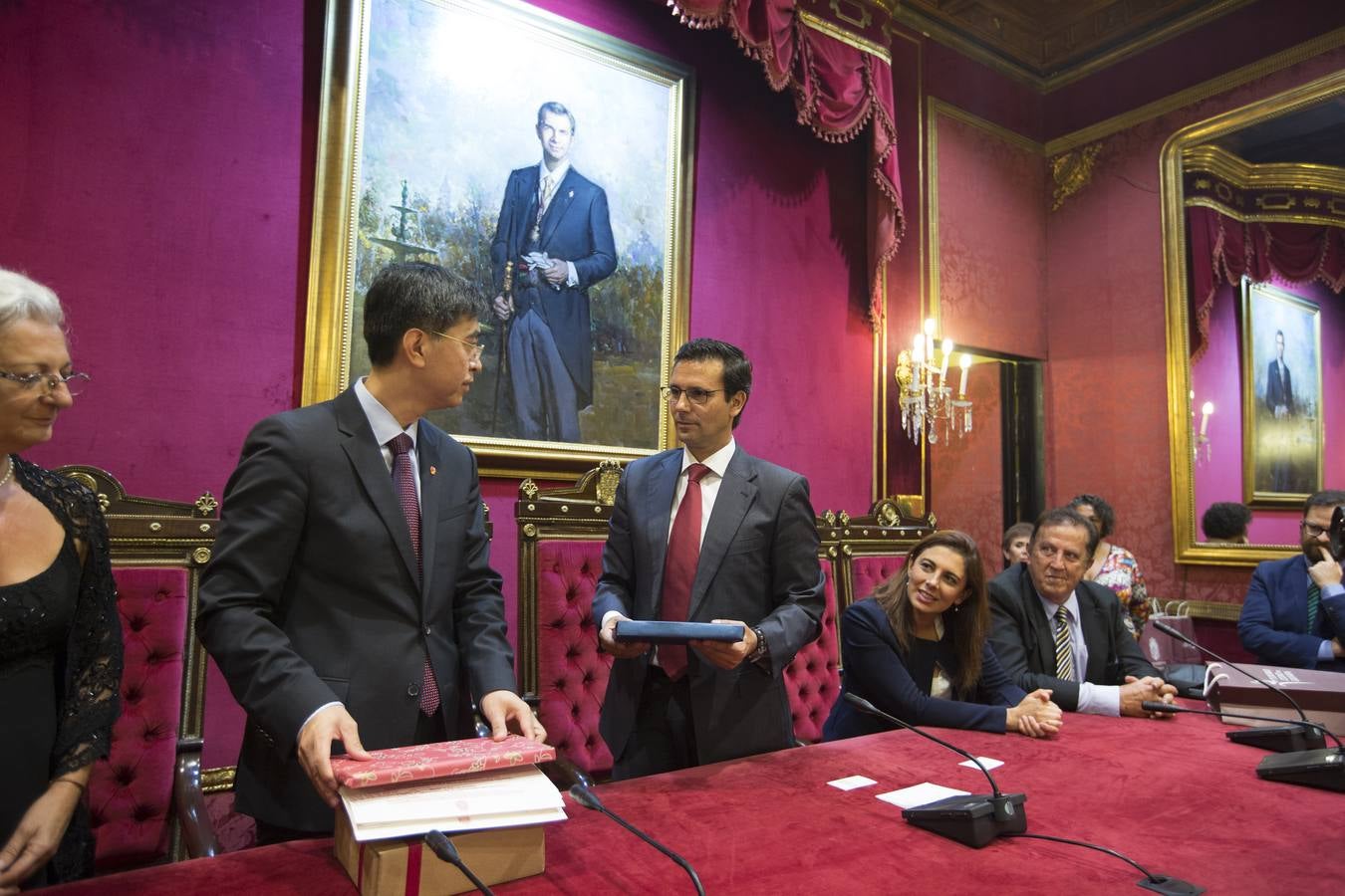 Mandatarios chinos visitan Granada